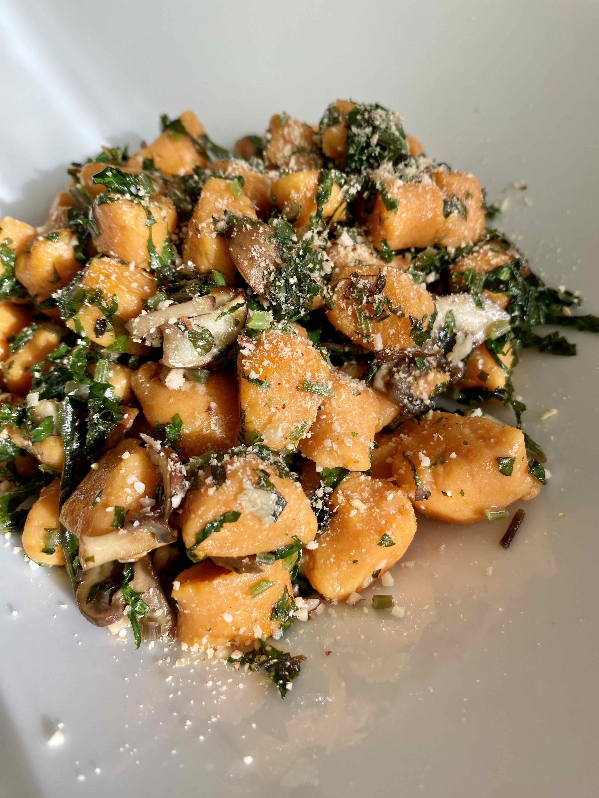 SÜßKARTOFFELGNOCCHI mit GERÖSTETEM BLATTKOHL.