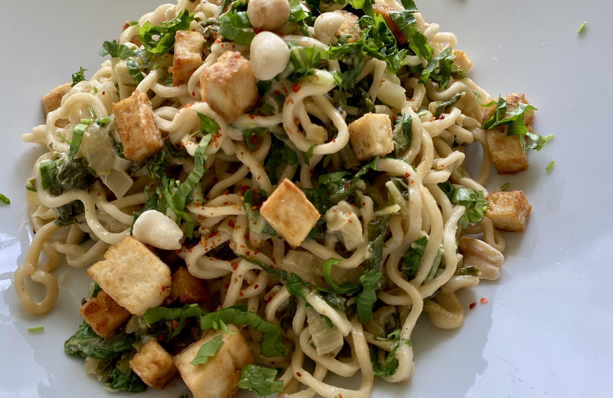 ERDNUSS NUDELN mit PAK CHOI.
