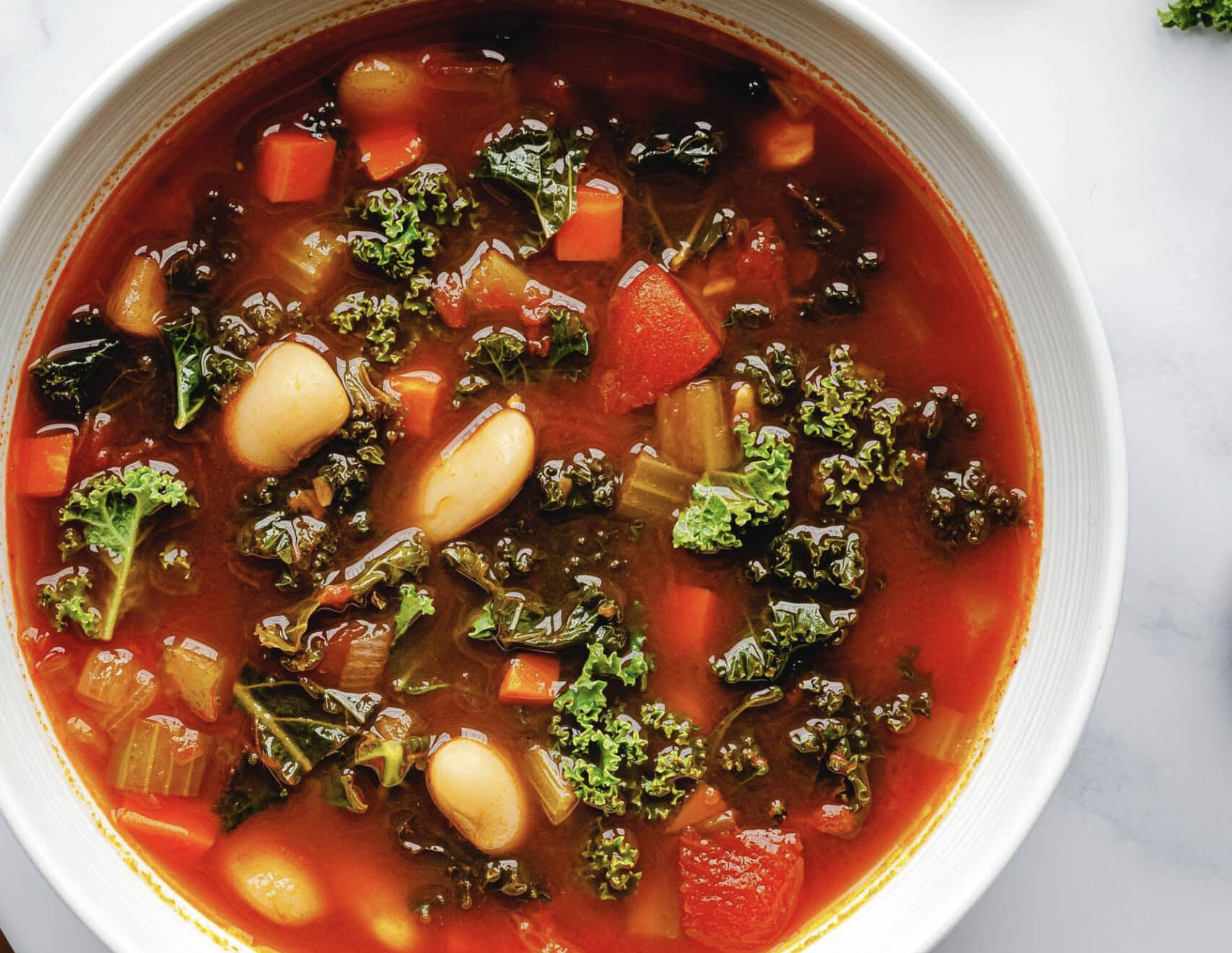 WINTERLICHE MINESTRONE MIT GRÜNKOHL & BOHNEN.