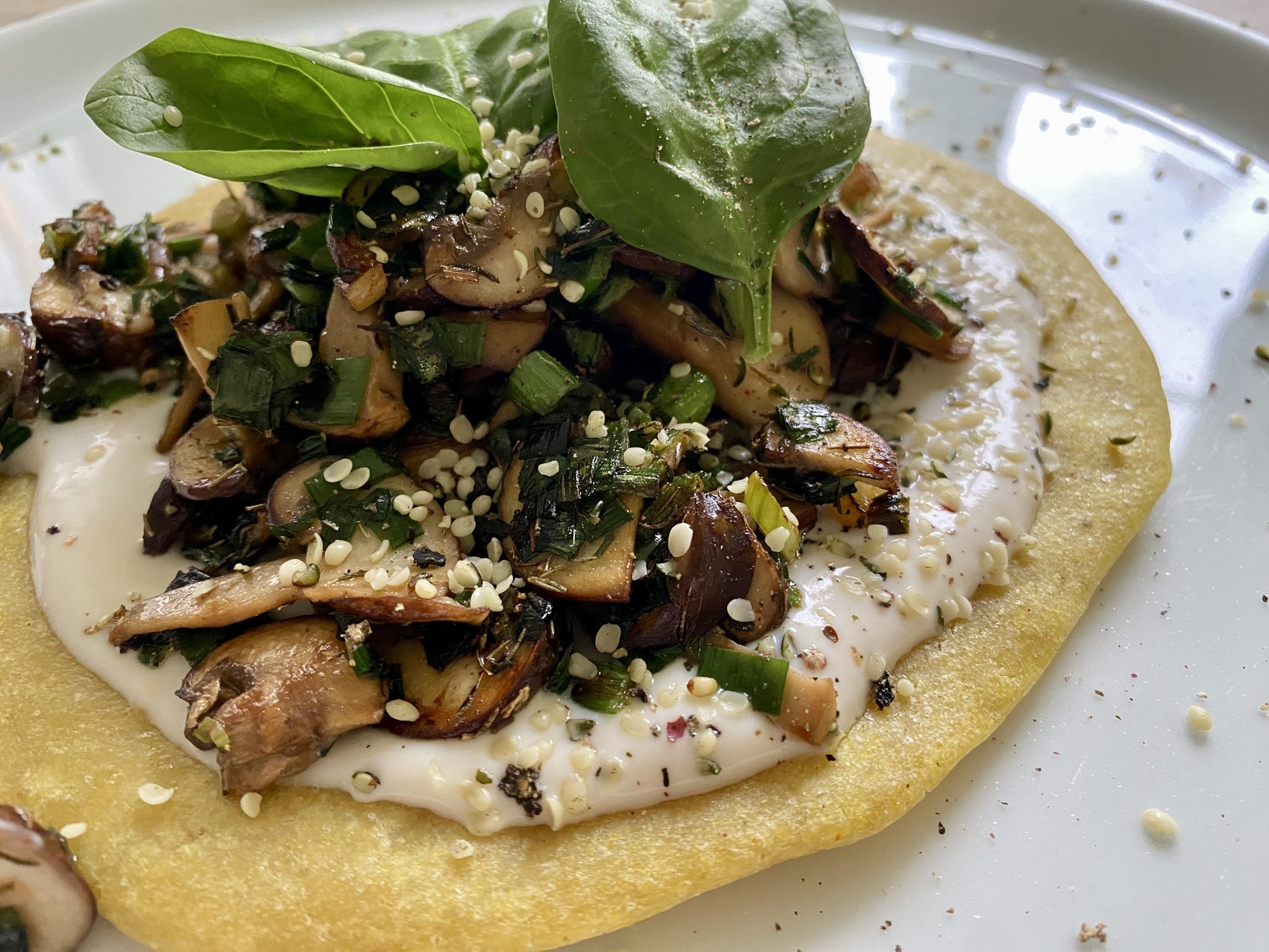 FRÜHLINGSPIZZA mit SPINAT & JUNGZWIEBELN.
