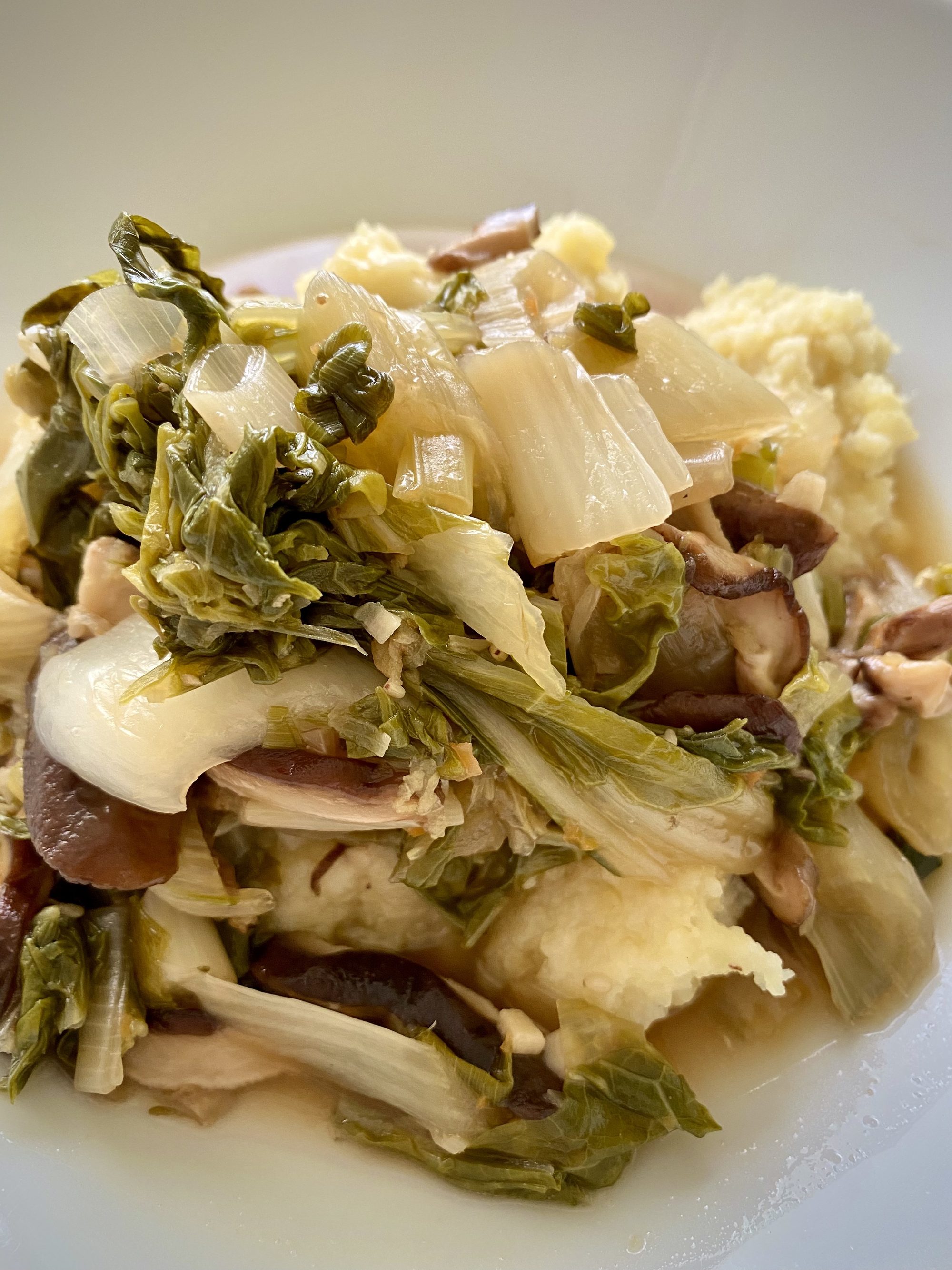 suppiger PAK CHOI mit Kartoffelpüree.