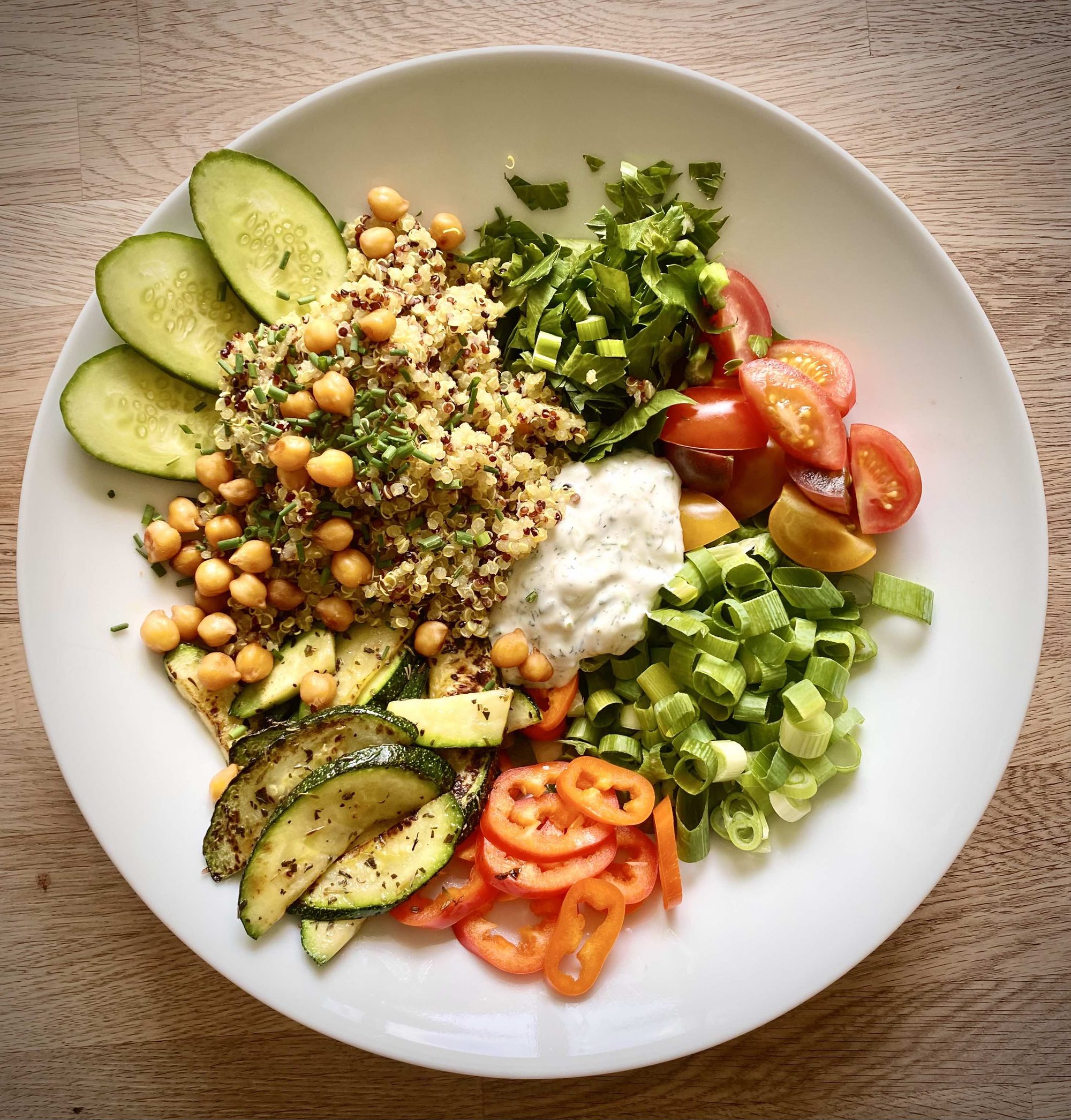 SOMMERLICHE WURZGARTEN-BOWL.