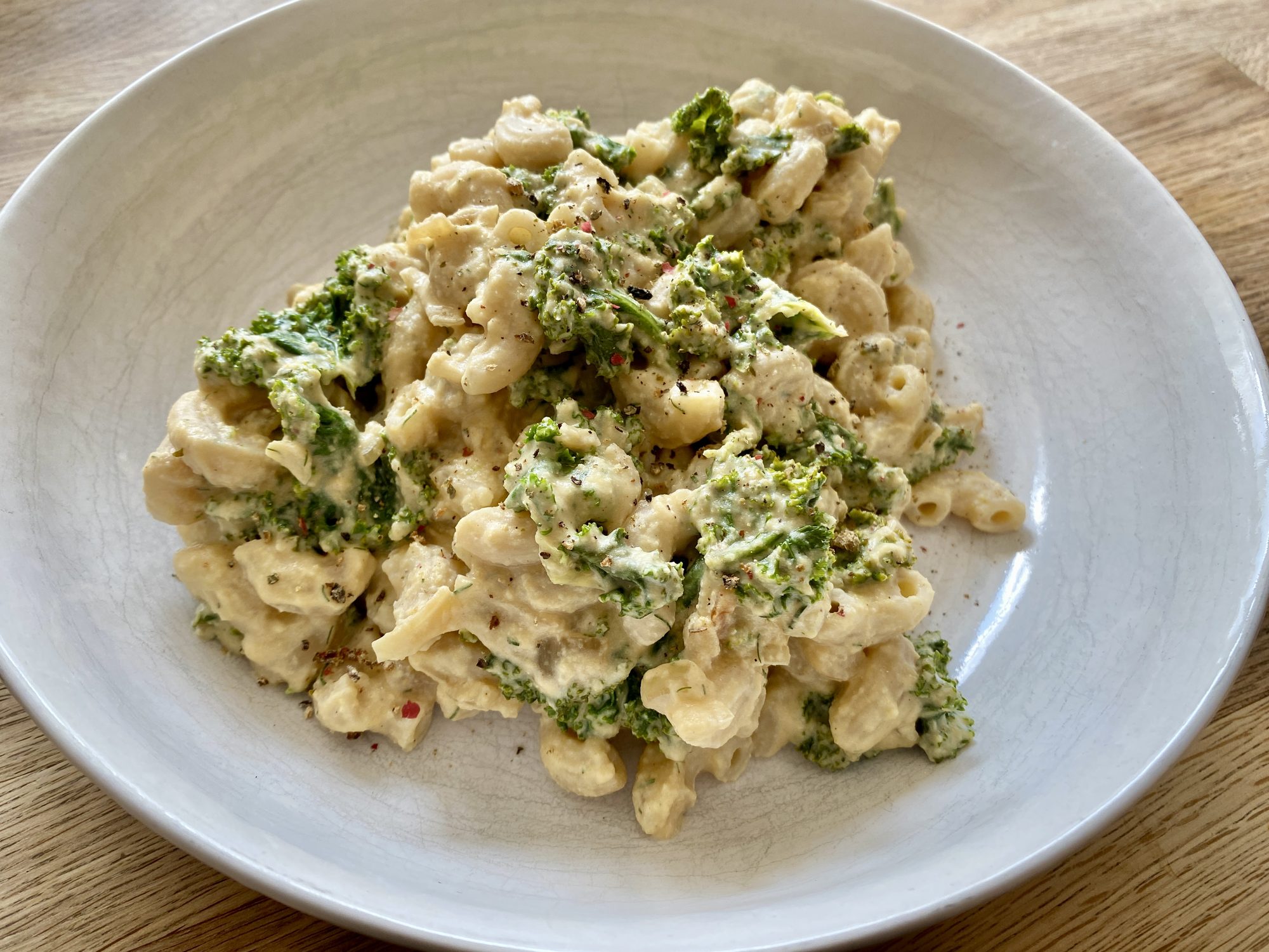 HUMMUS PASTA MIT GRÜNKOHL.