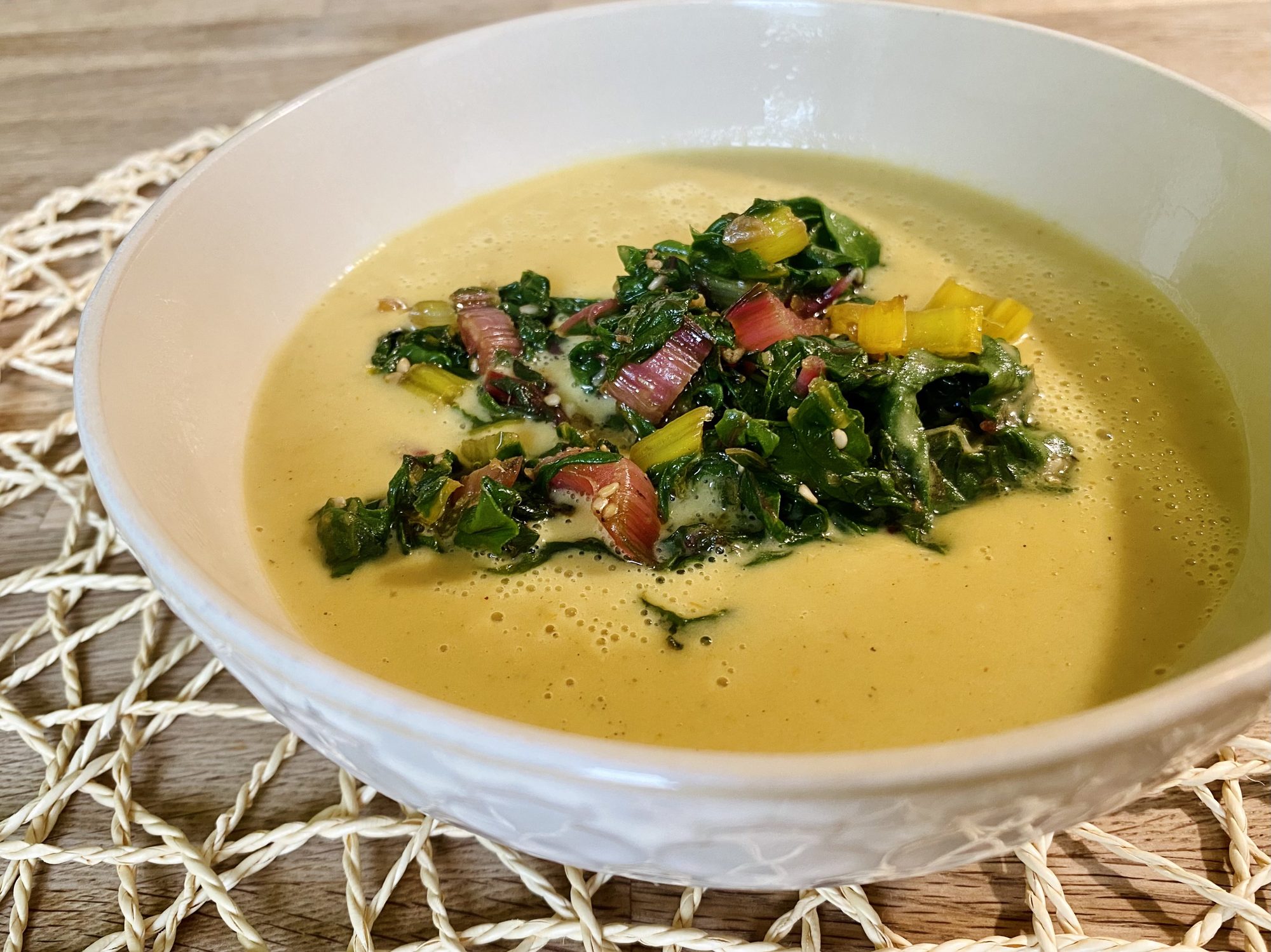 KOKOS-CURRY SUPPE mit GEBRATENEM MANGOLD.