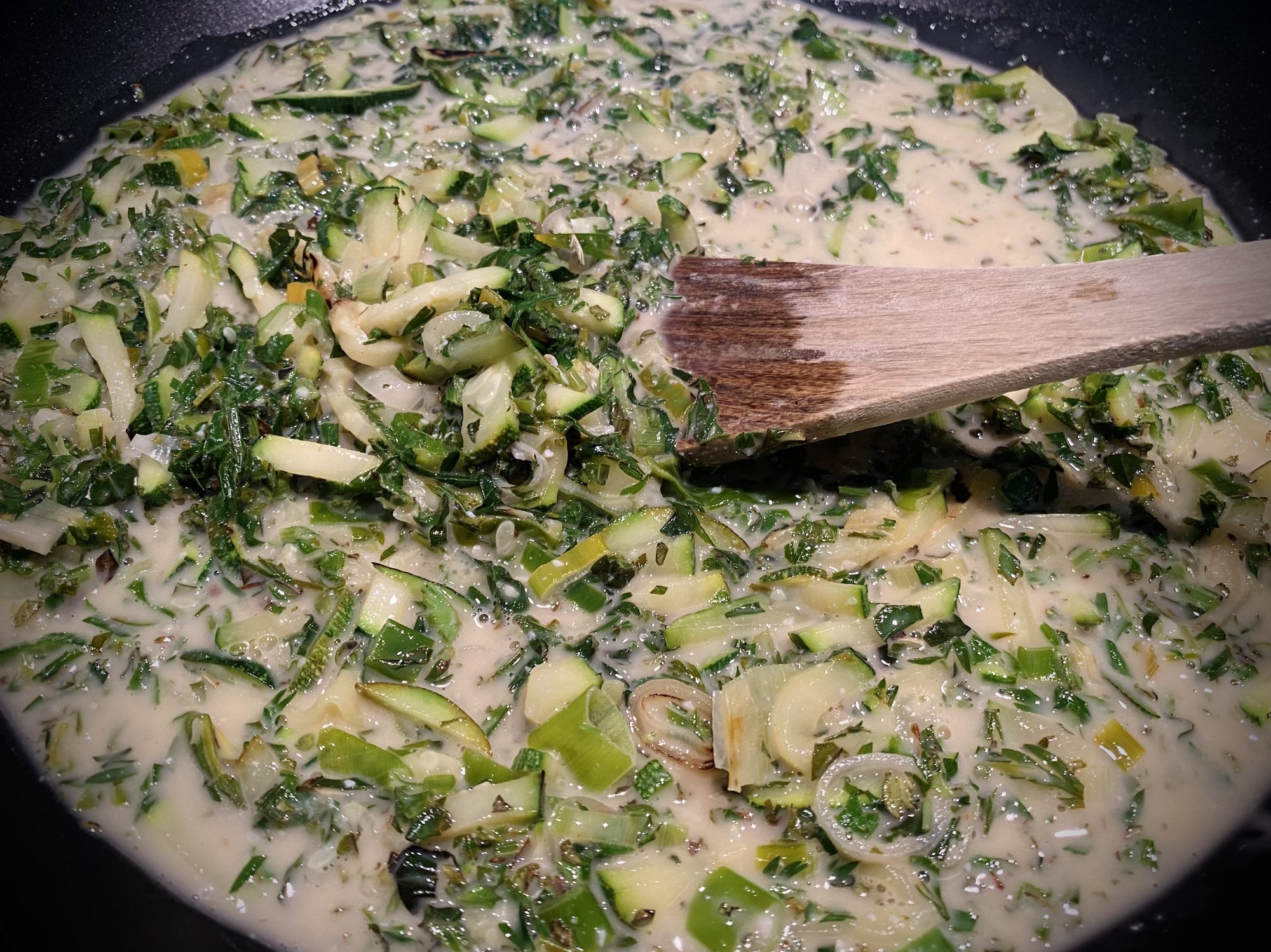 GRÜNE SAUCE MIT ZUCCHINI