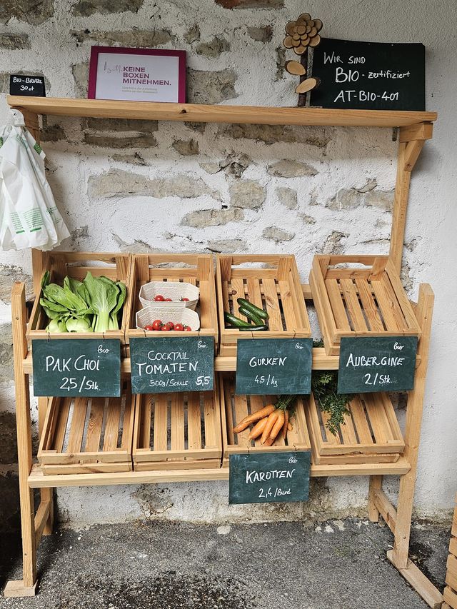 Der Abhof-Verkauf im Innenhof: Pak Choi, Cocktailtomaten, Gurken, Aubergine und Karotten