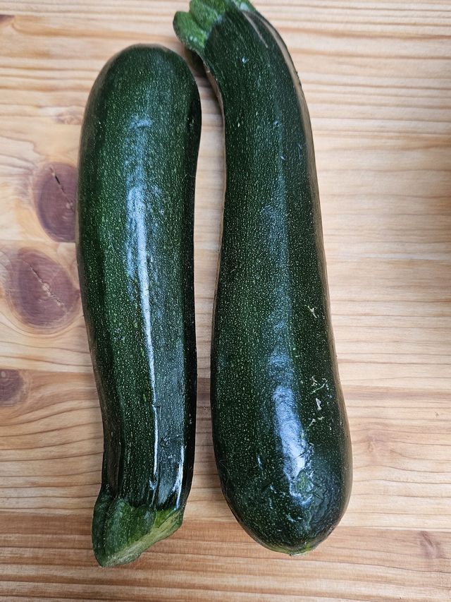 Zwei Zucchini fĂĽr den vollen Korb