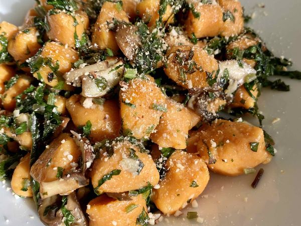 SÜßKARTOFFELGNOCCHI mit GERÖSTETEM BLATTKOHL.