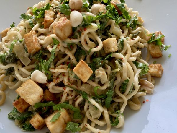 ERDNUSS NUDELN mit PAK CHOI.
