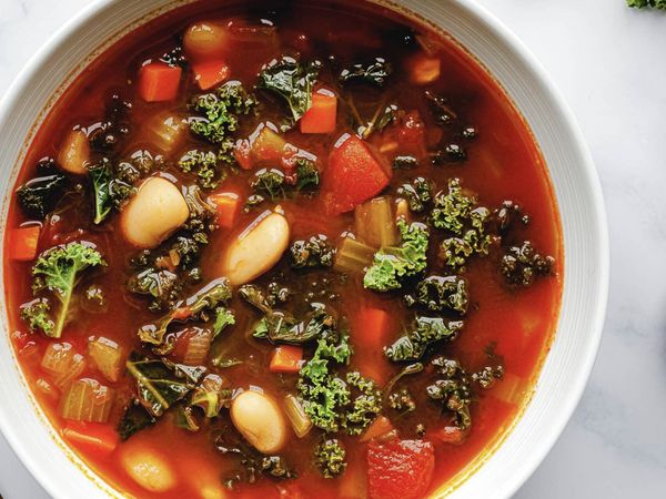 WINTERLICHE MINESTRONE MIT GRÜNKOHL & BOHNEN.