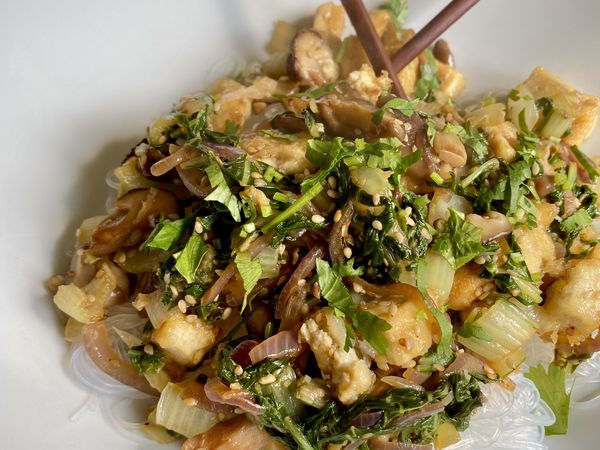 GEBRATENER PAK CHOI mit TOFU.