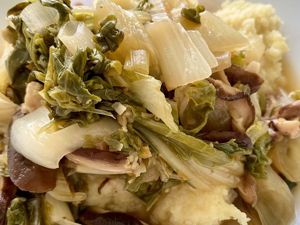 suppiger PAK CHOI mit Kartoffelpüree.