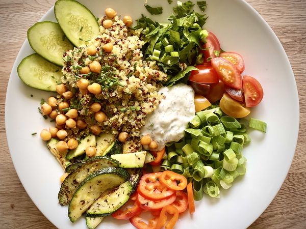 SOMMERLICHE WURZGARTEN-BOWL.