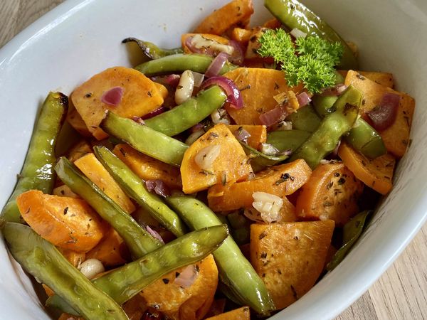 OFENGEMÜSE mit ZUCKERERBSEN & SÜßKARTOFFELN.